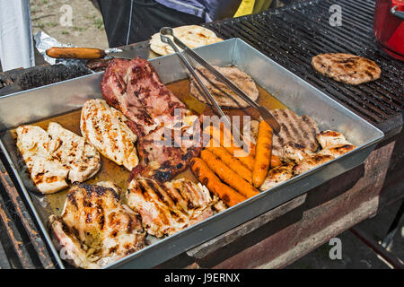 Frisch zubereitet und gegrilltem Fleisch gebraten auf Angebot für Kunden. Stockfoto