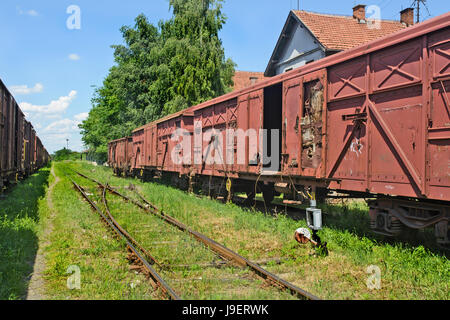 Alten Eisenbahnwaggons, die darauf warten, in Alteisen verwandelt werden. Stockfoto