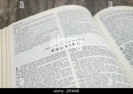 Titelseite des Buches Ezechiel in König James Version der Bibel Stockfoto