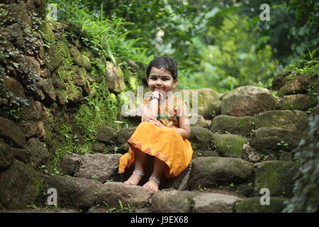 Kinder von Kerala, genießen Sie Ihr Leben, mit Freunden. onam glückliche Kinder Stockfoto