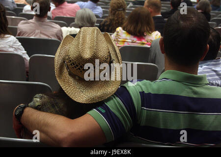 Mannes Arm um Frau in öffentlichen Ort halten Stockfoto