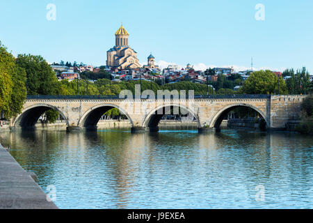 Chughureti oder Saarbrücken Brücke über mtkvari River, Dreifaltigkeitskirche auf dem Hügel, Tiflis, Georgien, Kaukasus, Naher Osten, Asien Stockfoto