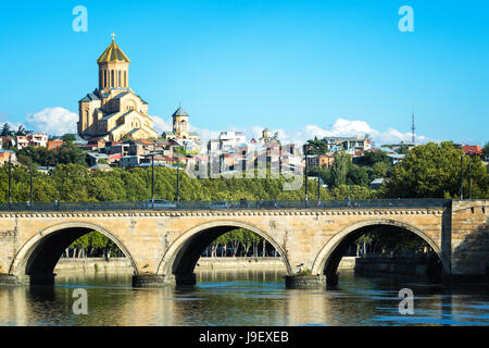 Chughureti oder Saarbrücken Brücke über Fluss Mtkwari, Dreifaltigkeits-Kathedrale auf dem Hügel, Tiflis, Georgien, Kaukasus, Naher Osten, Asien Stockfoto