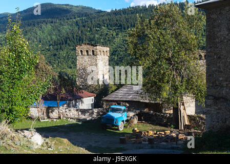 Traditionellen mittelalterlicher swanischen Turm beherbergt, Lashtkhveri Dorf, Region Swanetien, Kaukasus, Georgien Stockfoto