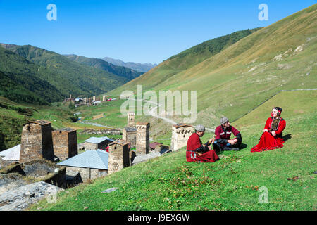 Georgische Volk von einer Folkloregruppe Panduri spielen und tanzen im georgischen Tracht für den redaktionellen Gebrauch Ushguli, Svaneti Region, Geo Stockfoto