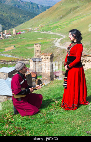 Georgische Volk der Folkloregruppe Panduri spielen und tanzen im georgischen Tracht für den redaktionellen Gebrauch Ushguli, Svaneti Region, Georg Stockfoto