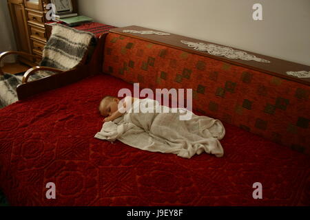 Baby schläft friedlich im Ruheraum Stockfoto