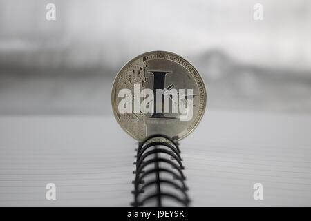 Digitale Währung physische Silber Litecoin Münze. Stockfoto