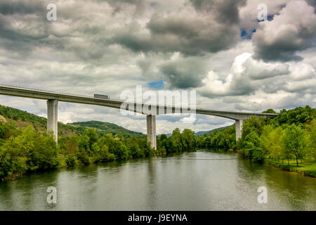 Viadukt über den A404 Überquerung des Flusses Ain in der Nähe von Poncin. Ain. Auvergne-Rhône-Alpes. Frankreich Stockfoto