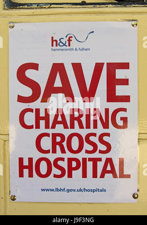 Charing Cross Hospital Poster, ausgestellt durch den Londoner Stadtteil Hammersmith und Fulham gegen die geplante Schließung des Krankenhauses zu retten Stockfoto