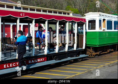 Asiatische Touristen an Bord eine Manx Electric Railway-Straßenbahn in Douglas, Isle Of Man Stockfoto