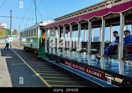 Asiatische Touristen an Bord einer Manx Electric Railway Straßenbahn in Douglas, Isle Of Man Stockfoto