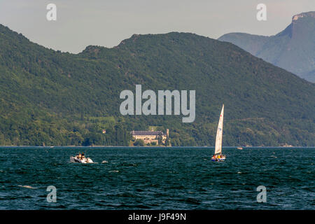 Yacht und Abtei von Hautecombe auf See du Bourget. Savoie. Frankreich Stockfoto