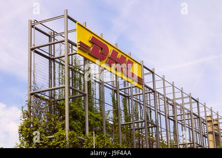 Prag, Tschechische Republik - 22.Mai: DHL Logistik Firmenlogo auf dem Hochhaus am 22. Mai 2017 in Prag, Tschechien. Stockfoto