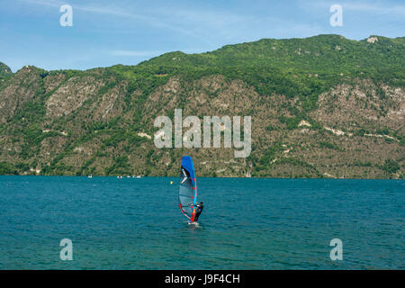 Windsurfen auf See du Bourget. Savoie. Frankreich Stockfoto