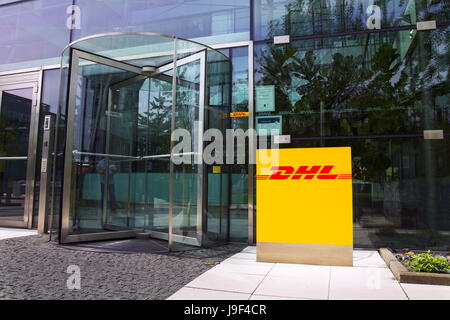 Prag, Tschechische Republik - 22.Mai: DHL Logistik Firmenlogo auf dem Hochhaus am 22. Mai 2017 in Prag, Tschechien. Stockfoto