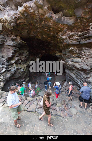Lanzarote-Höhle - Besucher am Eingang der Cueva de Los Verdes (grüne Höhle), Lanzarote, Kanarische Inseln, Europa Stockfoto