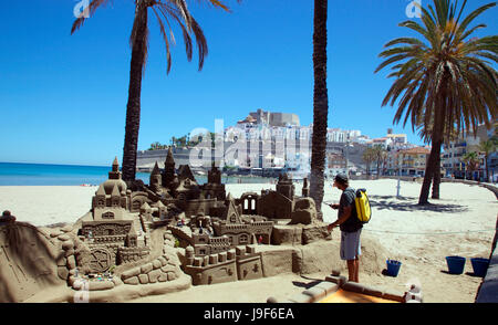 Sandskulpturen der Ritter Templar Burg am Strand von Peniscola Stockfoto