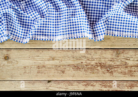 Blau gefalteten Tischdecke über Holz- Tabelle Stockfoto