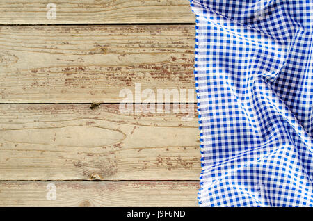 Blau gefalteten Tischdecke über Holz- Tabelle Stockfoto