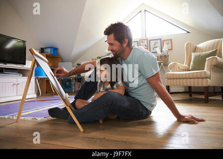 Vater und Tochter Zeichnung an der Tafel im Spielzimmer Stockfoto