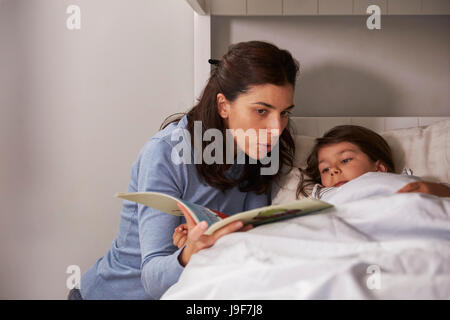 Mutter lesen Geschichte Sohn vor dem Schlafengehen Stockfoto