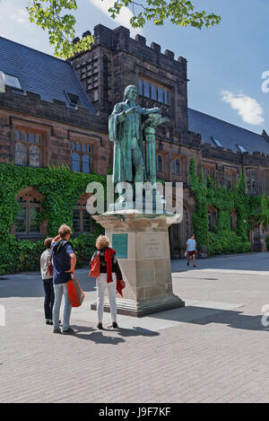 Touristen auf dem Campus vor Pyne Osthalle und Statue von John Witherspoon, Princeton University, New Jersey, USA Stockfoto