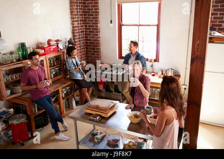 Fünf Freunde stehen in Küche, erhöhten Blick hängen Stockfoto