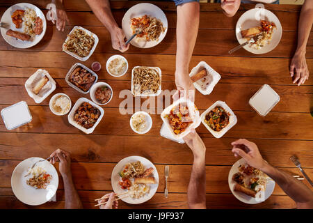 Freunden an einem Tisch chinesischen Take-away, obenliegende Ansicht teilen Stockfoto