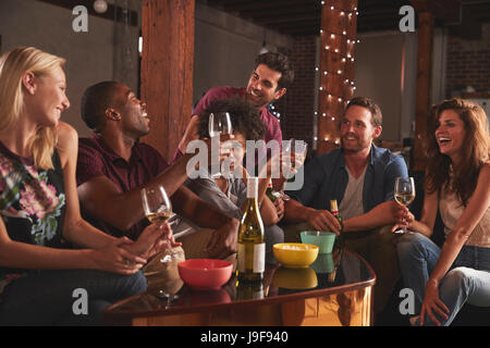Glückliche junge Erwachsene Freunde mit einer Party zu Hause Stockfoto