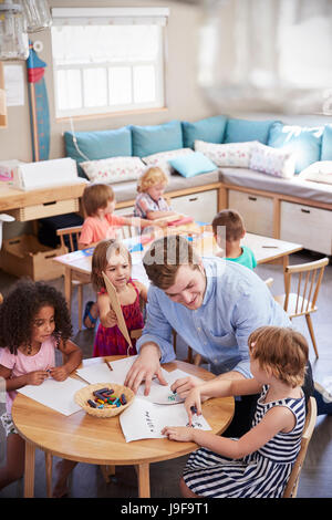 Lehrer und Schüler üben schreiben In der Montessori-Schule Stockfoto