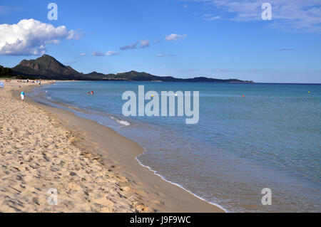 Transparentes Wasser des Mittelmeer Costa Rei Strand auf der Insel Sardinien in Italien Stockfoto