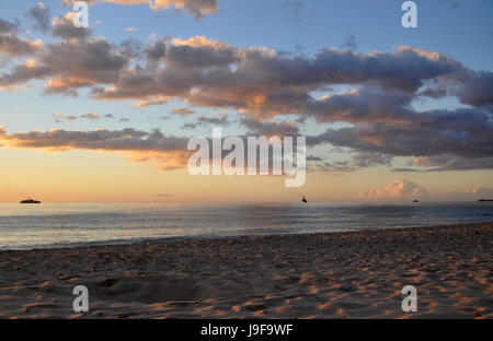 schöne ruhige Sonnenaufgang über dem Mittelmeer auf Casta Rei Strand auf der Insel Sardinien in Italien Stockfoto