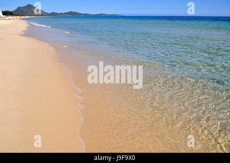 Transparentes Wasser des Mittelmeer Costa Rei Strand auf der Insel Sardinien in Italien Stockfoto