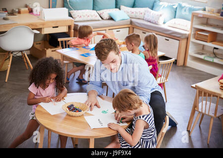 Lehrer und Schüler üben schreiben In der Montessori-Schule Stockfoto