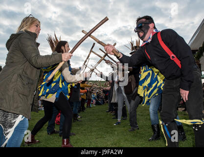 Die Haken Eagle Morris Männer unterhalten die Massen mit Tanz auf der entsprungen Festival in Butser Ancient Farm, Hampshire Stockfoto