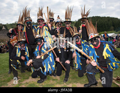 Die Haken Eagle Morris Männer unterhalten die Massen mit Tanz auf der entsprungen Festival in Butser Ancient Farm, Hampshire Stockfoto