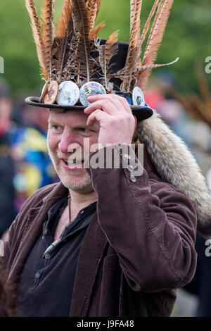 Die Haken Eagle Morris Männer unterhalten die Massen mit Tanz auf der entsprungen Festival in Butser Ancient Farm, Hampshire Stockfoto