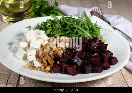 Zutaten für die Zubereitung von Salat aus gerösteten Rüben, Rucola, Käse Feta und Walnüssen.  Horizontalen Schuss. Stockfoto
