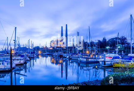 Moss Landing Hafen mit Dynegy Kraftwerk im Hintergrund. Moss Landing ist in der Monterey Bay an der Mündung des Elkhorn Slough entfernt. Stockfoto