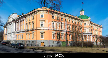 Panoramasicht auf das Mikhailovsky-Schloss in Sankt Petersburg mit einem Turm, Turm und die russische Flagge auf blauem Himmelshintergrund. Stockfoto