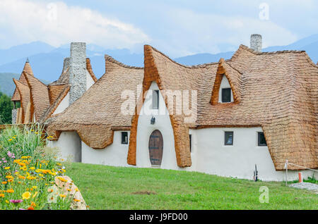 PORUMBACU DE SUS, Rumänien - 10. August 2016: Clay Castle, das Tal der Feen (Castelul de Lut, Valea Zanelor), Siebenbürger Hobbit Hotel gebaut Stockfoto