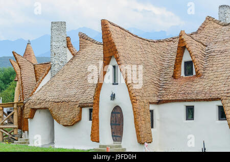 PORUMBACU DE SUS, Rumänien - 10. August 2016: Clay Castle, das Tal der Feen (Castelul de Lut, Valea Zanelor), Siebenbürger Hobbit Hotel gebaut Stockfoto