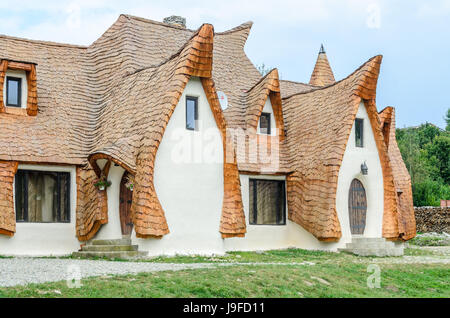 PORUMBACU DE SUS, Rumänien - 10. August 2016: Clay Castle, das Tal der Feen (Castelul de Lut, Valea Zanelor), Siebenbürger Hobbit Hotel gebaut Stockfoto