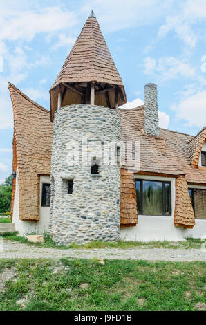 PORUMBACU DE SUS, Rumänien - 10. August 2016: Clay Castle, das Tal der Feen (Castelul de Lut, Valea Zanelor), Siebenbürger Hobbit Hotel gebaut Stockfoto