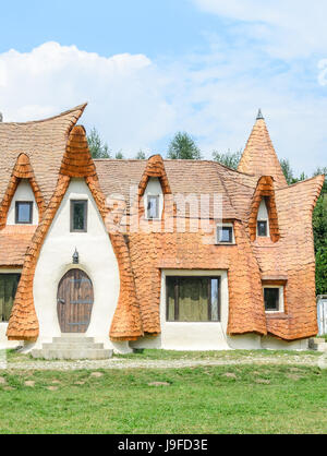 PORUMBACU DE SUS, Rumänien - 10. August 2016: Clay Castle, das Tal der Feen (Castelul de Lut, Valea Zanelor), Siebenbürger Hobbit Hotel gebaut Stockfoto