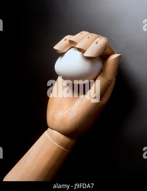 Ei in hölzernen Hand mit Platz für Ihren Typ. Stockfoto