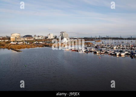 Boote, die im Hafen von Cardiff Bay anlegen, Wales, britisches Sperrfeuer Stockfoto