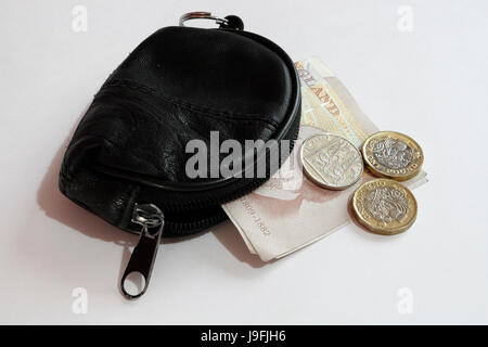 Schwarze Geldbörse mit Bargeld und britisches Geld Stockfoto