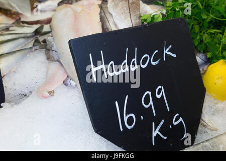 Kg Preis/kg Tag Board und der Auswahl der nasse Fisch/Schellfisch/frisch/frisch gefangenen und für den Verkauf im West Quay Hafen Whitstable Kent UK. Stockfoto